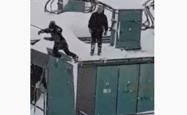 Двойная угроза: дети в Новом Дальнем прыгают с крыши электроподстанции 