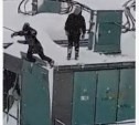 Двойная угроза: дети в Новом Дальнем прыгают с крыши электроподстанции 