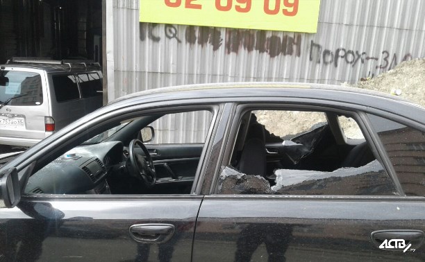 Сахалинец молотком разбил стекла и фары чужой машины