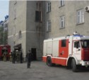 Три пожарных машины были направлены к задымившемуся корпусу СахГУ (+ дополнение)