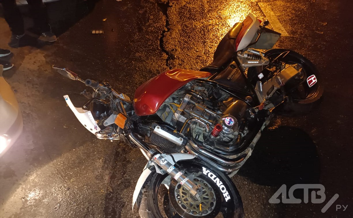 В Южно-Сахалинске иномарка сбила мотоциклиста и его пассажирку 