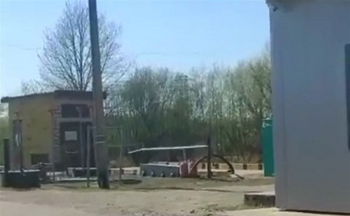 АЗС в Тымовском принимает бензин от невидимого бензовоза