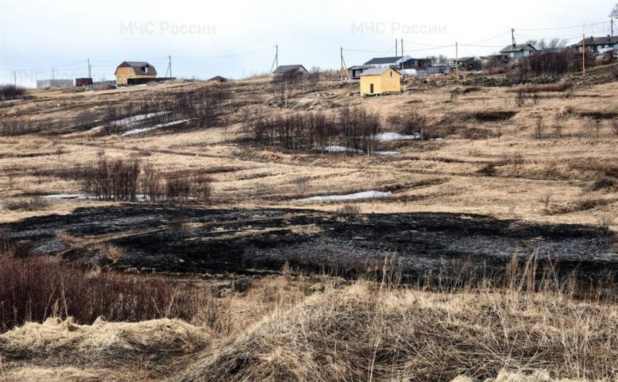 В Корсакове выгорело 1000 "квадратов" сухой травы 