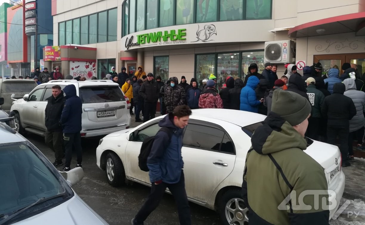 "Стоим с 6 утра": толпы сахалинских мужчин взяли в осаду цветочные магазины