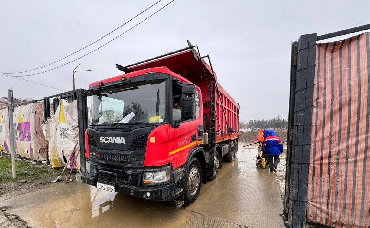 Техника вынесла грязь со стройплощадки на улицы Южно-Сахалинска