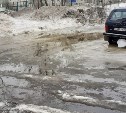 "Из сапог не вылезаем": жители дома в Александровске-Сахалинском месяц борются с озером во дворе