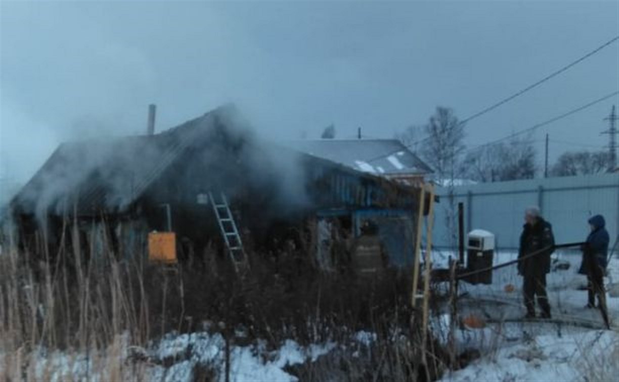 В Дальнем загорелся частный дом, когда хозяйка была внутри