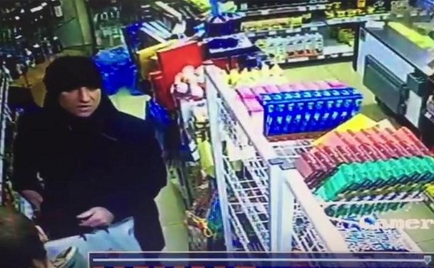 Кража алкоголя попала в объектив видеокамеры в магазине Южно-Сахалинска 