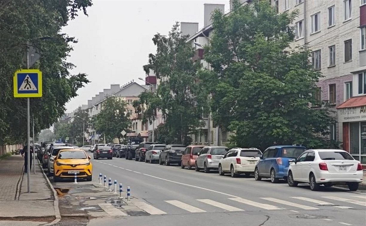Южносахалинцев просят не парковать автомобили на участке улицы Чехова