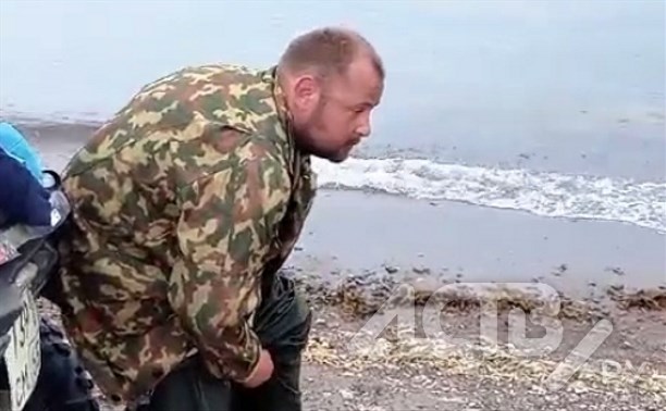 "Очевидцы": пьяный "охранник рек" на Сахалине вылетел на берег на квадроцикле, едва не сбив ребёнка