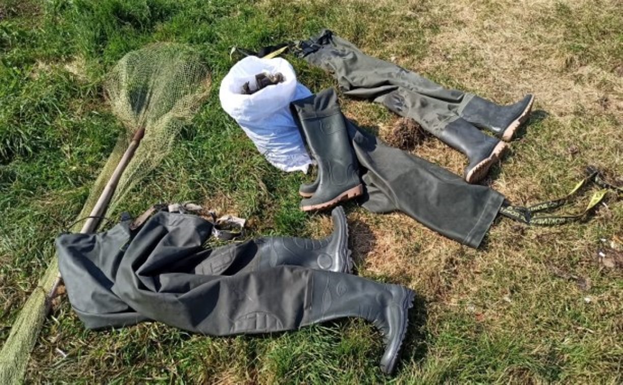 Молодых браконьеров, добывающих креветку, задержали в районе лагуны Буссе