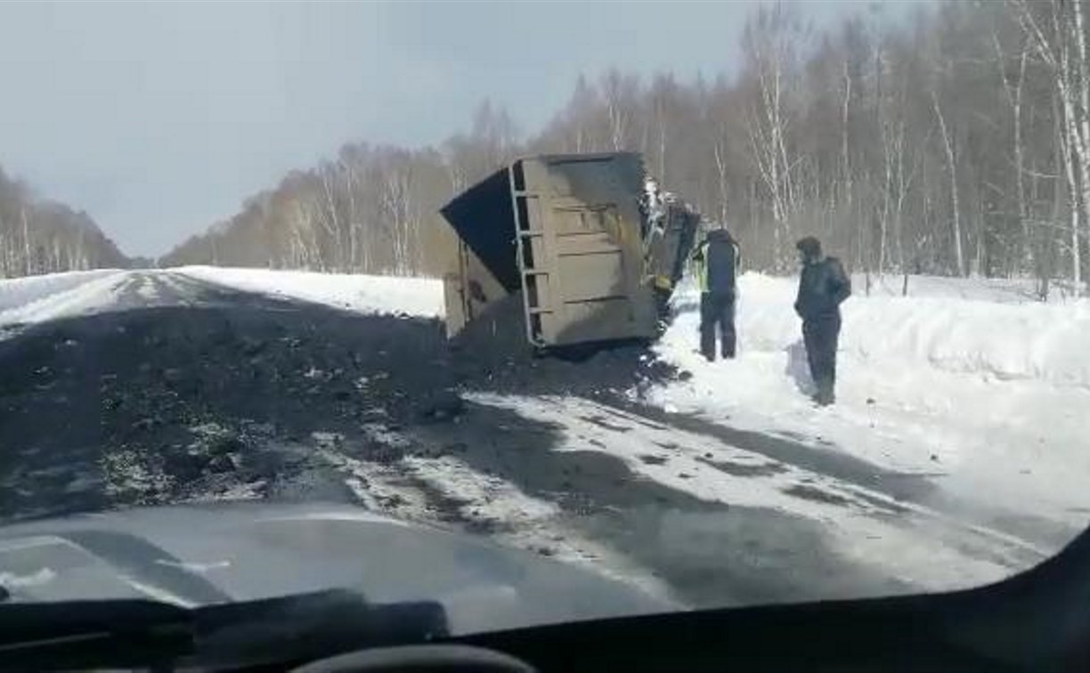 Дорогу в Смирныховском районе засыпало углем