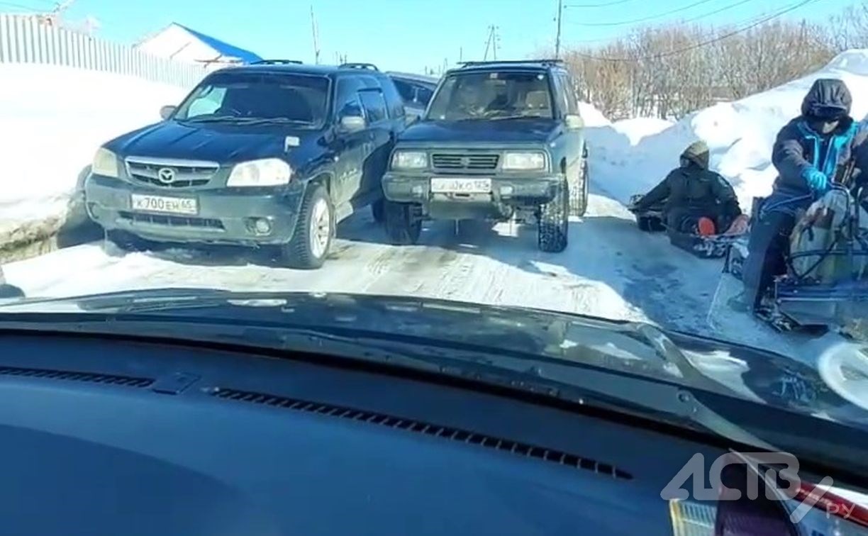 Сотрудники ГАИ "разгоняют" автомобили рыбаков в Стародубском
