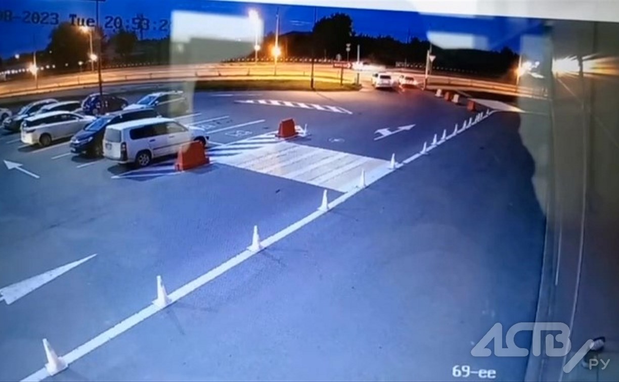 Пассажирка мотоцикла скончалась в Южно-Сахалинске после ДТП: разыскиваются очевидцы