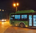 Неизвестный врезался в автобус и скрылся с места происшествия в Южно-Сахалинске