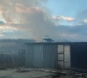 Крупный пожар в Поронайске: огонь уничтожил здание на площади 200 квадратных метров