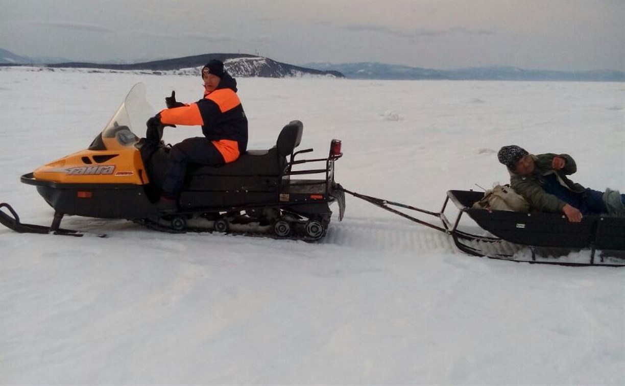 Провалившегося под лед рыбака спасли в Корсаковском районе
