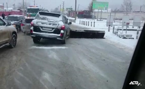 Land Cruiser врезался в заграждающее устройство на ж/д переезде в Южно-Сахалинске