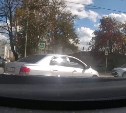 Жители Южно-Сахалинска делятся кадрами неподобающего поведения водителей на дорогах