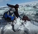 Очевидцы: рыбак во время спасения снегохода на Сахалине сам провалился в воду