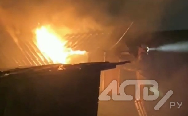 "Вовремя потушили": в Южно-Сахалинске соседи вызвали пожарных к горящему дому
