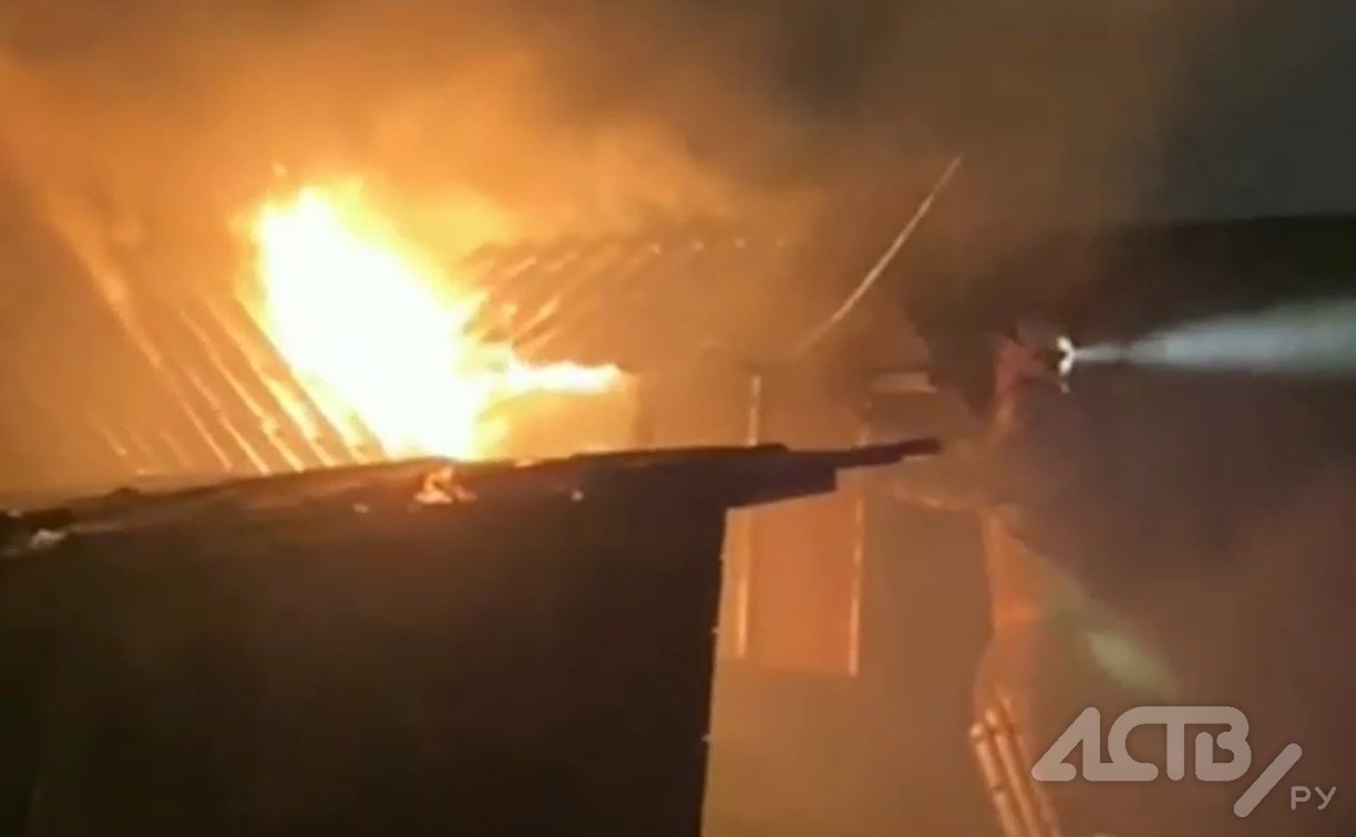 "Вовремя потушили": в Южно-Сахалинске соседи вызвали пожарных к горящему дому