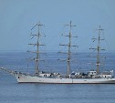 К Итурупу подошел трехмачтовый фрегат "Надежда"