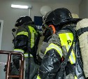 Восемь человек эвакуировали из задымленной пятиэтажки в Южно-Сахалинске 