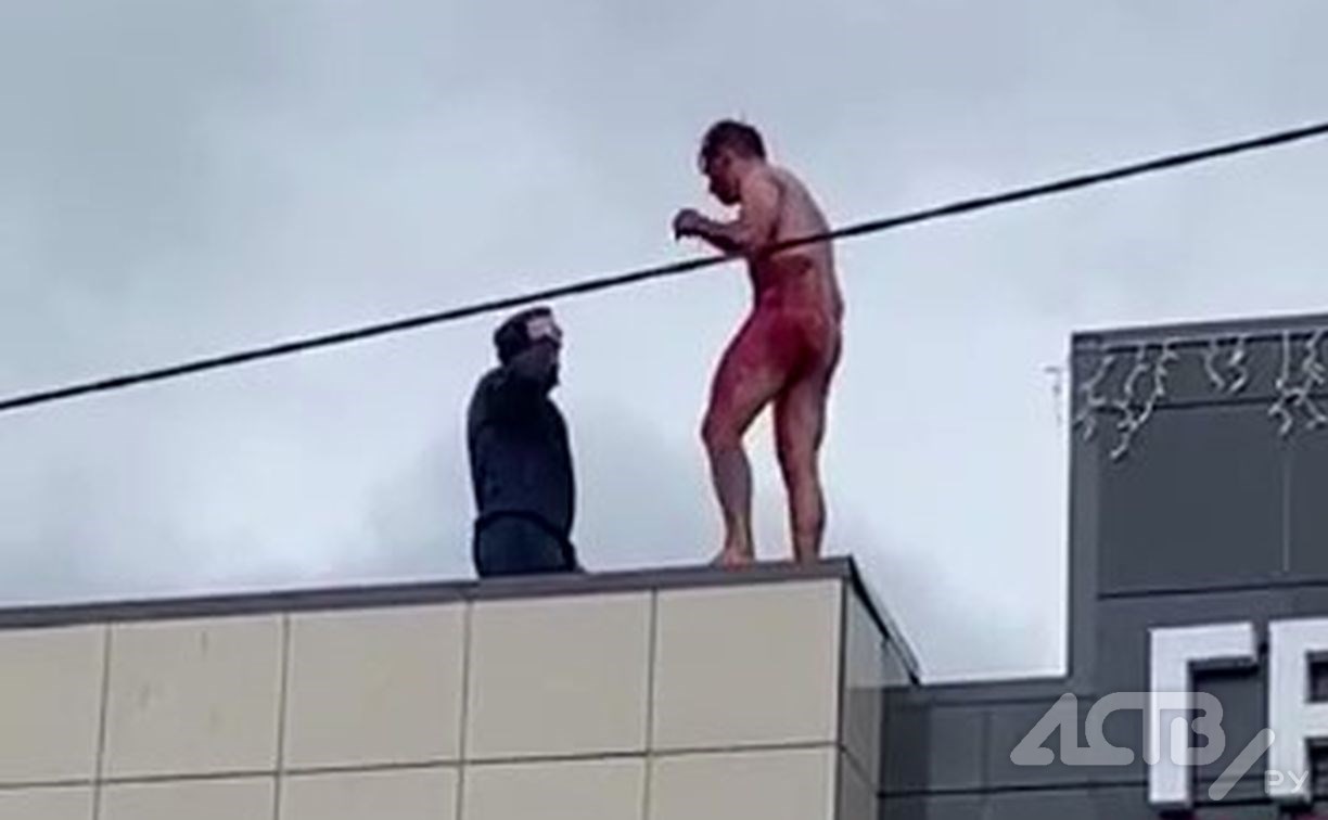Окровавленный голый мужчина бегал по крыше минимаркета на Сахалине