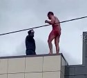 Окровавленный голый мужчина бегал по крыше минимаркета на Сахалине