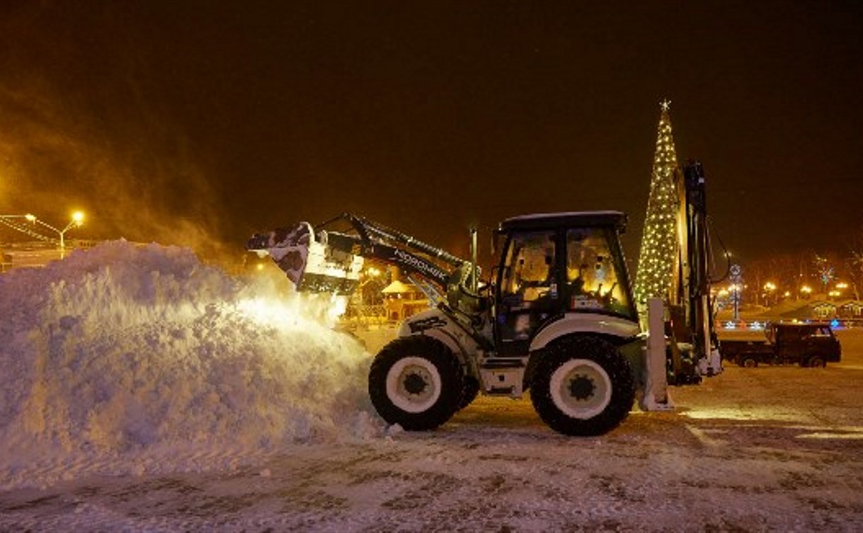 Почти 2 тысячи КамАЗов снега вывезли из Южно-Сахалинска за ночь 
