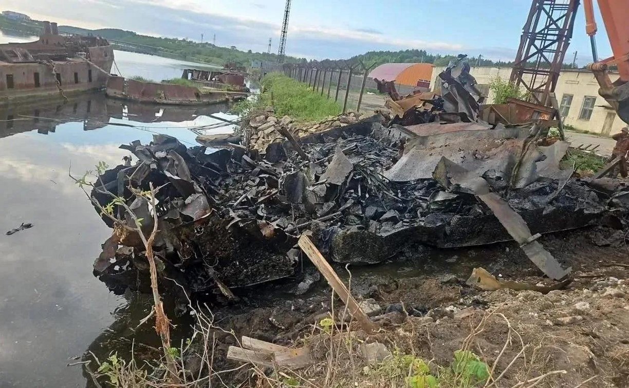 Из акватории Томаринского района удалили три судна