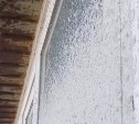 В Холмске при капремонте крыши окна дома залило бетонной смесью с первого по пятый этаж 