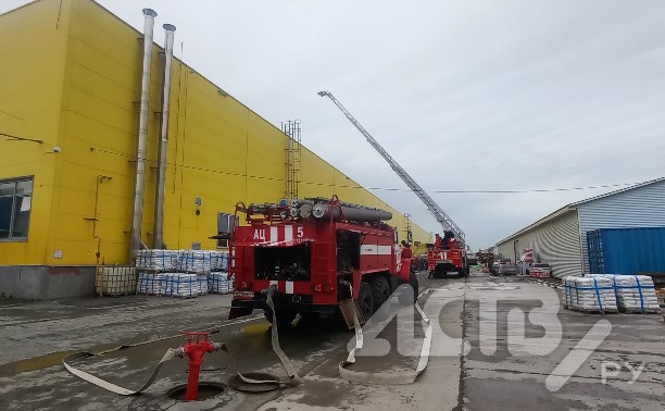Экстренные службы стянулись к магазину в Южно-Сахалинске