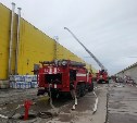 Экстренные службы стянулись к магазину в Южно-Сахалинске