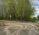 Провал на мосту у села Молодёжного на Сахалине заткнули дорожным знаком "Главная дорога"