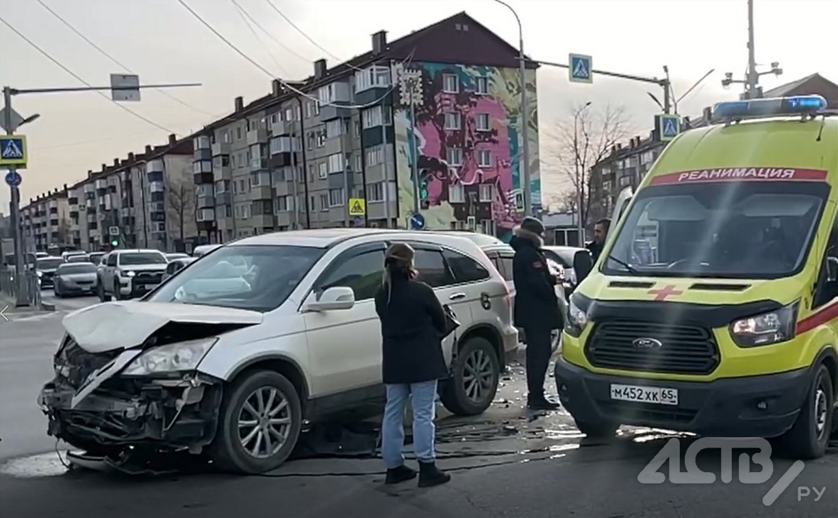 Две иномарки жёстко столкнулись на перекрёстке в Южно-Сахалинске 