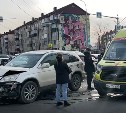 Две иномарки жёстко столкнулись на перекрёстке в Южно-Сахалинске 