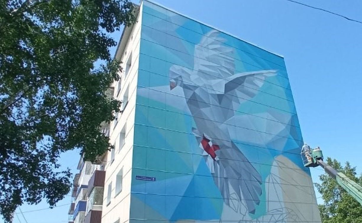Огромный почтовый голубь появился на фасаде многоэтажки на Сахалине