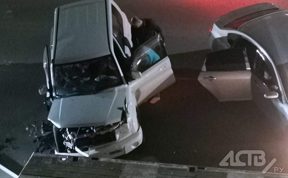 Очевидцы: после жёсткого ДТП в Холмске водитель и пассажир скрылись с места 
