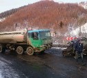 Бензовоз и небольшой внедорожник столкнулись на трассе Южно-Сахалинск – Углегорск