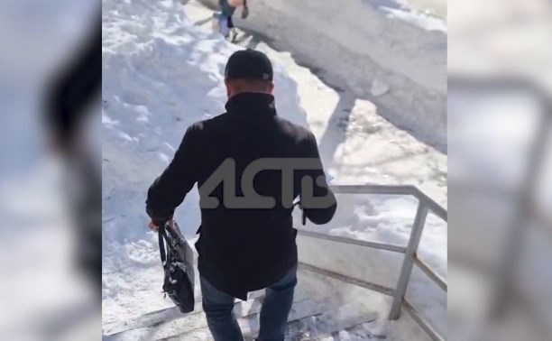 "Это абсурд": сотрудник УК "сбежал" от сахалинского предпринимателя, чтобы не подписывать акт