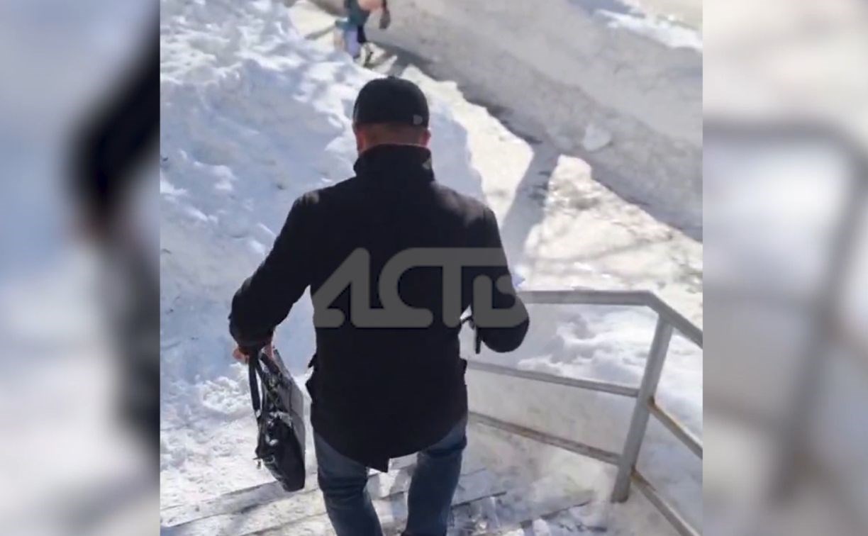"Это абсурд": сотрудник УК "сбежал" от сахалинского предпринимателя, чтобы не подписывать акт