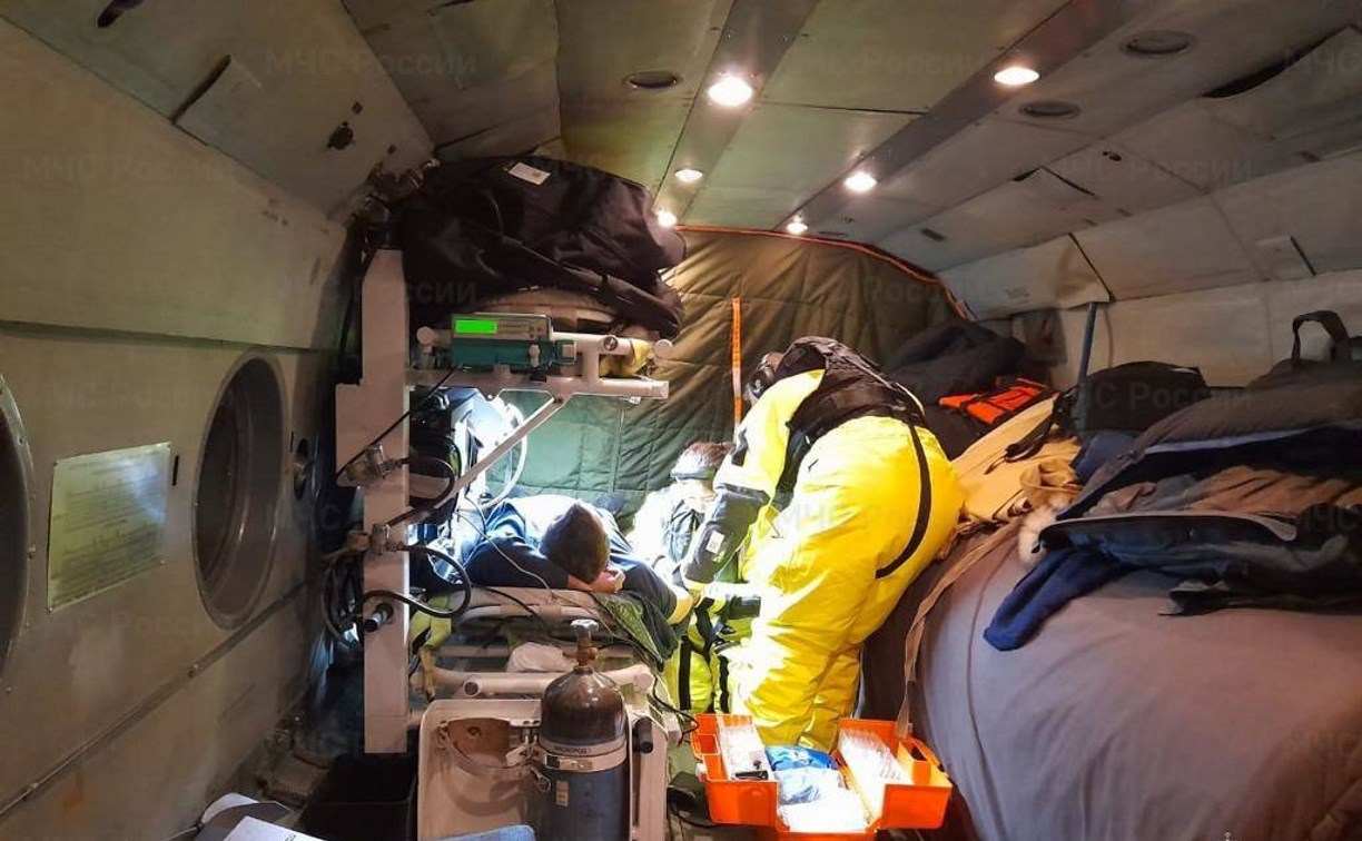 С рыболовного судна в Охотском море на вертолёте эвакуировали мужчину