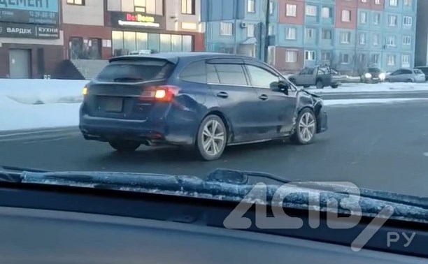Два автомобиля врезались на "кольце" в Южно-Сахалинске