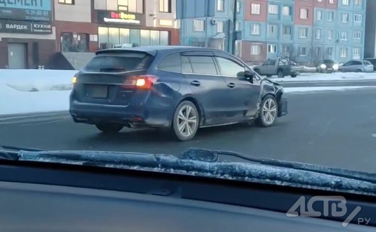 Два автомобиля врезались на "кольце" в Южно-Сахалинске