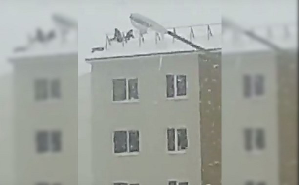 Долинские школьники устроили горку на крыше пятиэтажки