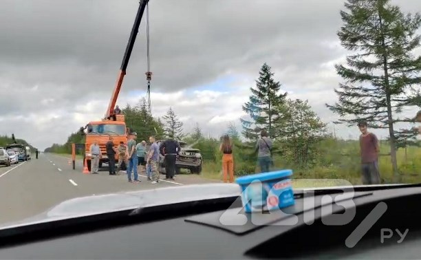 Появились кадры эвакуации автомобиля с места смертельного ДТП в Смирныховском районе