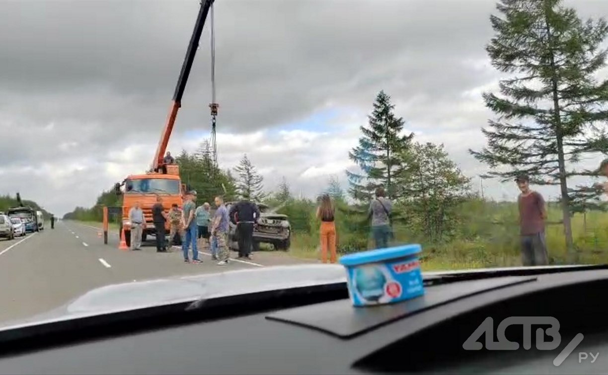 Появились кадры эвакуации автомобиля с места смертельного ДТП в Смирныховском районе