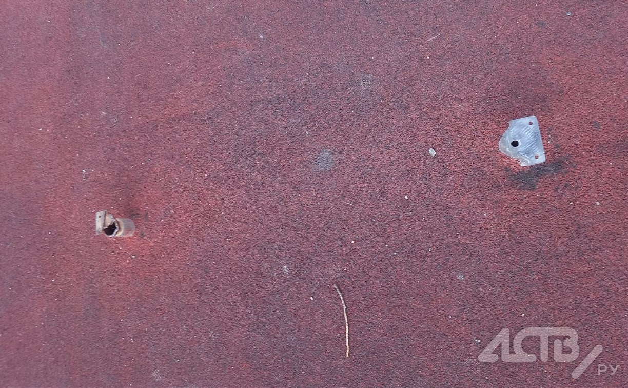 На детской площадке в Южно-Сахалинске родители обнаружили металлические штыри